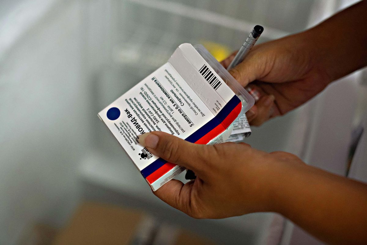 Regione Lazio in ginocchio da Putin per iniziare a produrre lo Sputnik