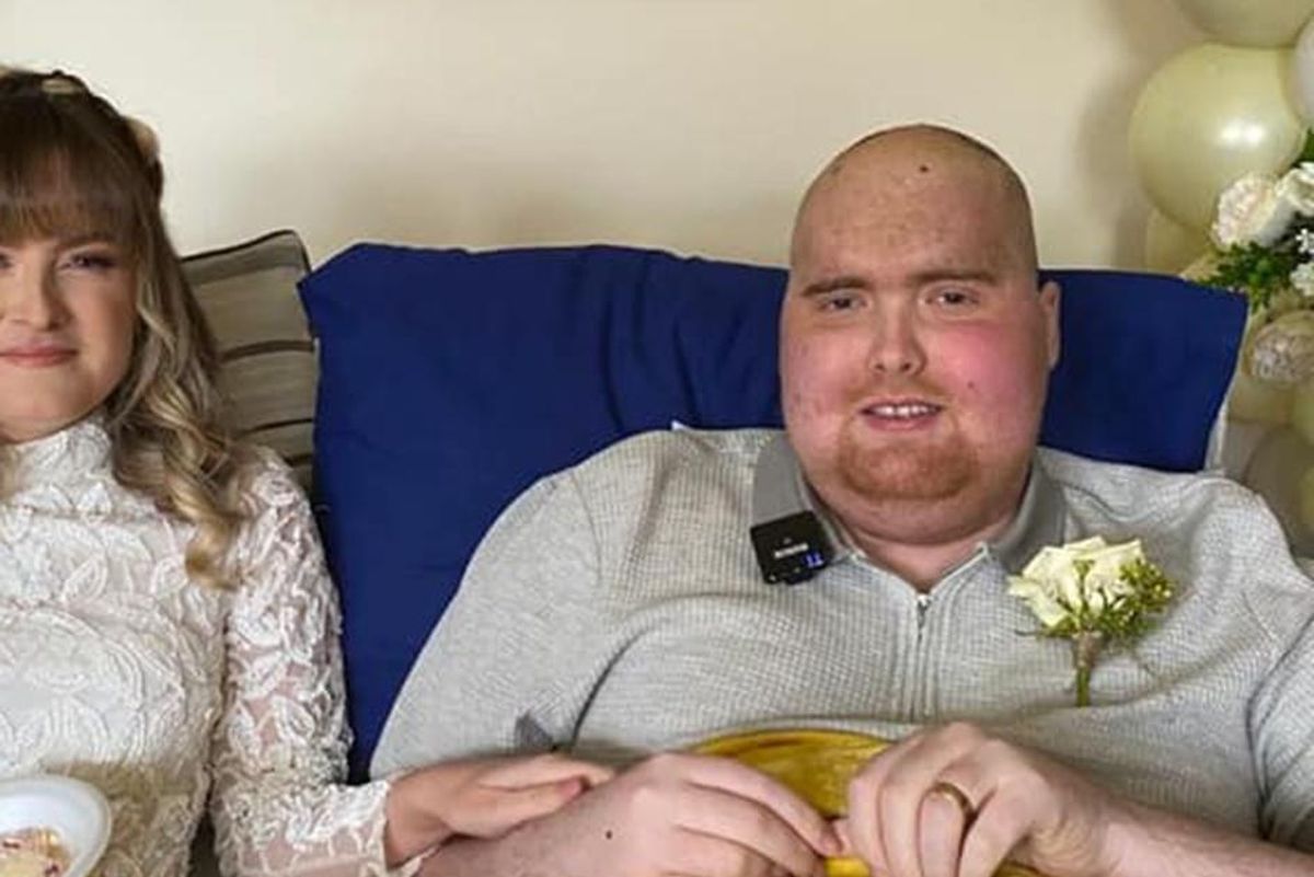 20-year-old with just days to live arranges an emotional bedside wedding to his girlfriend