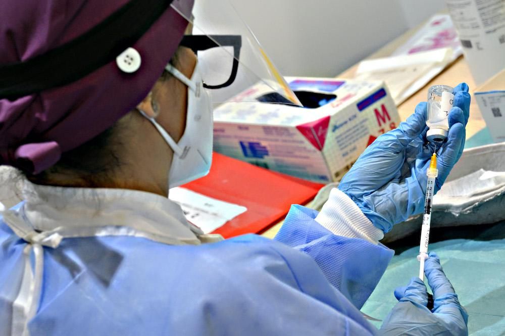 Big pharma già pronta per il futuro: terza dose e campagna per i minori