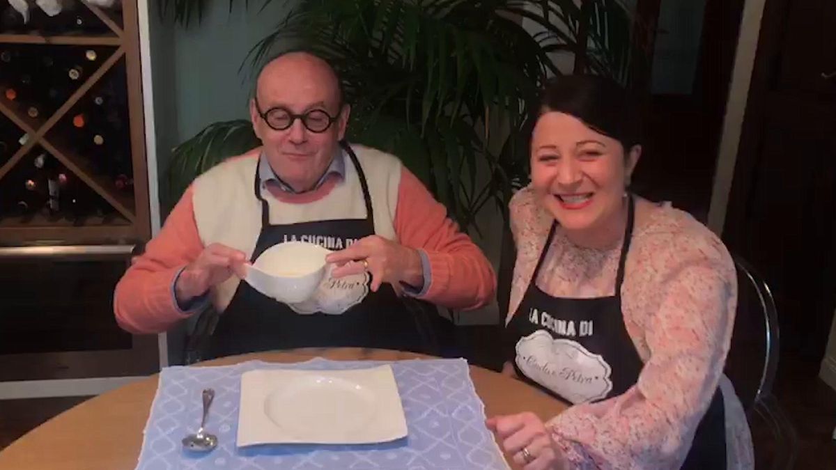 Le pillole di galateo di Petra e Carlo: quando c’è il consommé