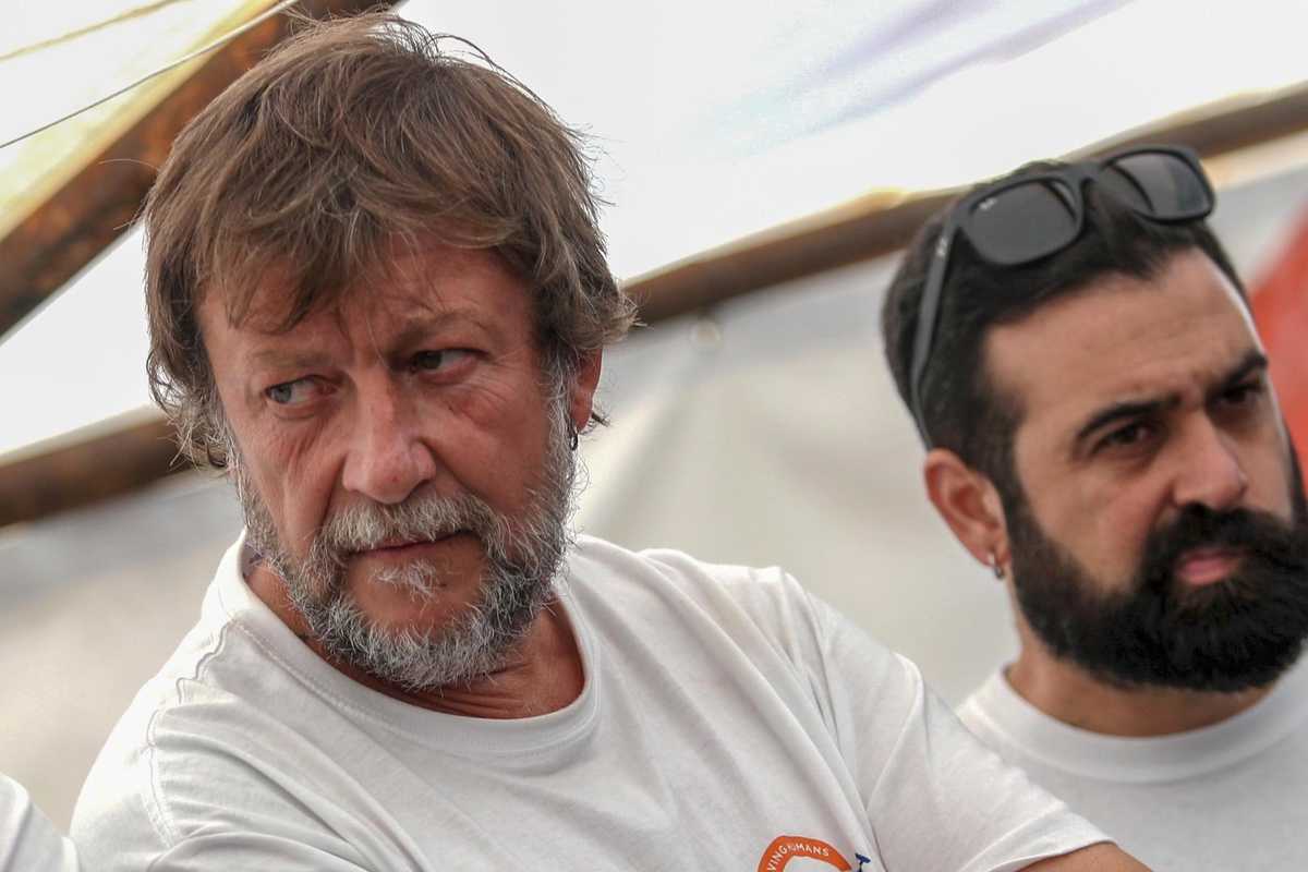 Casarini smascherato sui soldi per portare clandestini in Italia: «Domani champagne»