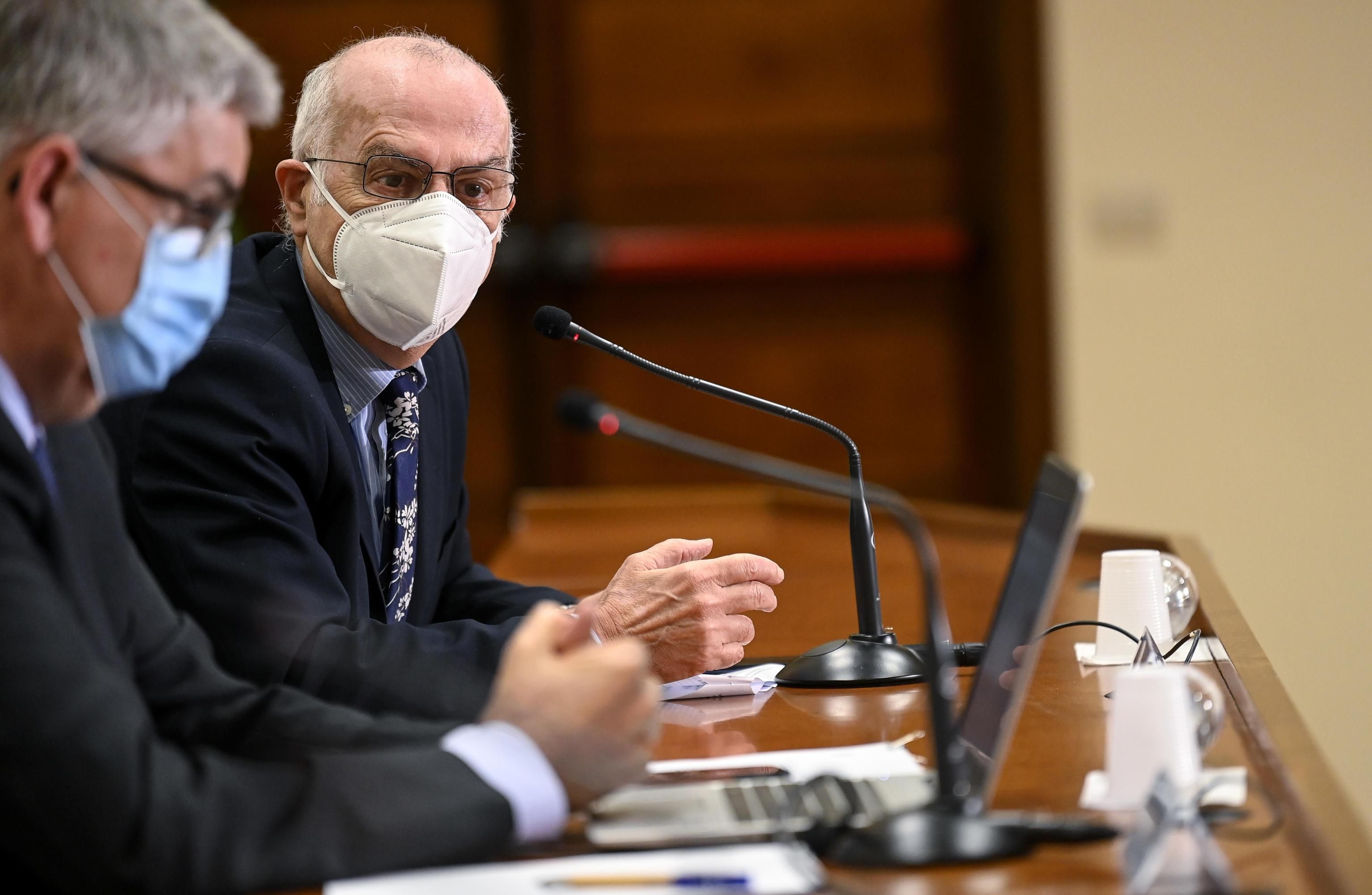 Il Paese intero tenuto sotto scacco da supertecnici scollati dalla realtà