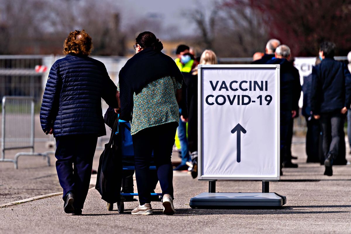 Nella corsa al vaccino tutti sorpassano disabili, oncologici e malati a rischio