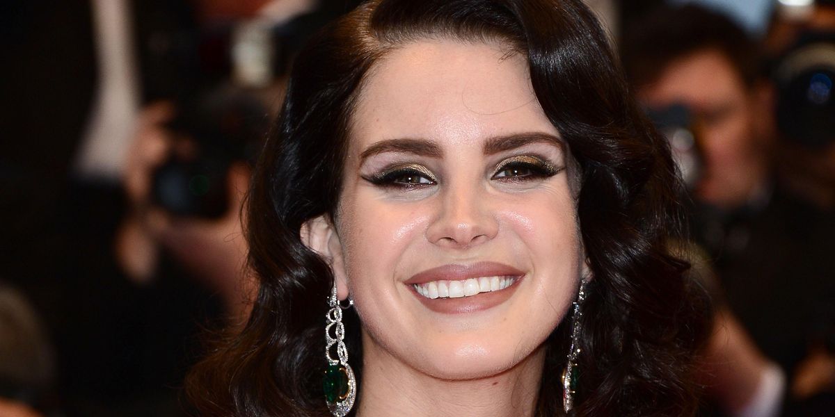 Lana Del Rey Visited a Man Who Sat in Bean Dip For 24 Hours