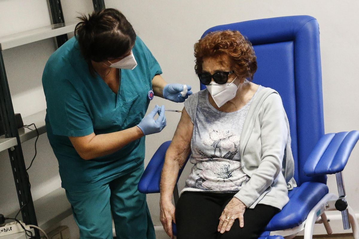 Le tesi «negazioniste» tornano buone a chi adesso si ritrova a difendere i vaccini