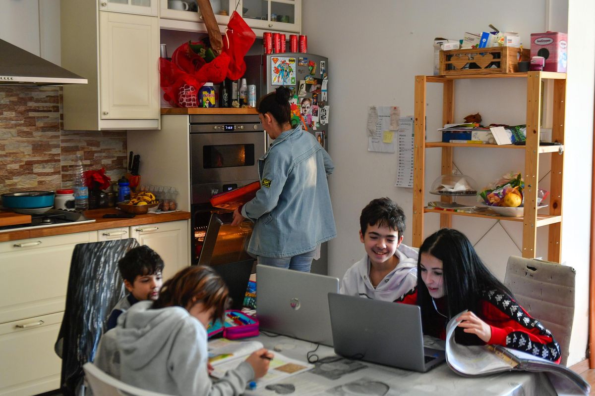 Ridotte a mezzo stipendio o a (non) lavorare da casa. Donne tradite dal governo