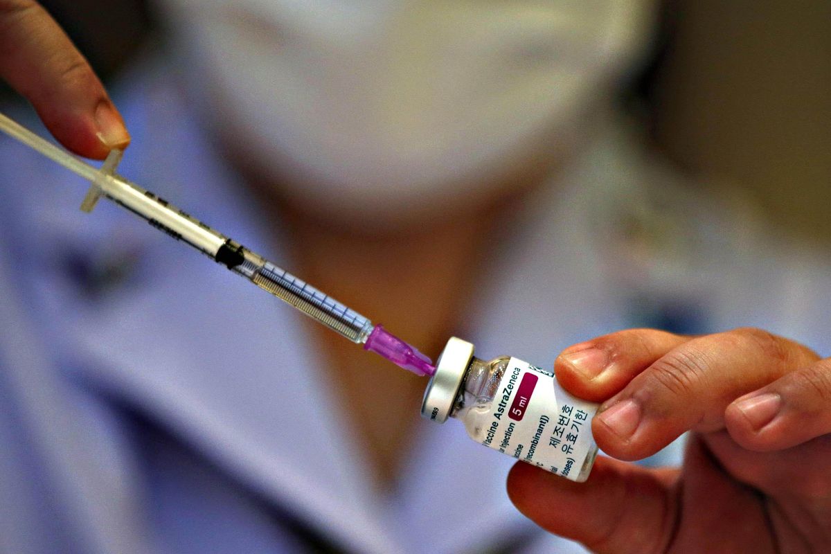 La Ue blocca Astrazeneca. Campagna italiana in tilt