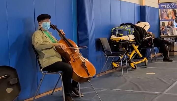 Yo-Yo Ma played a surprise concert during his post-vaccination observation period