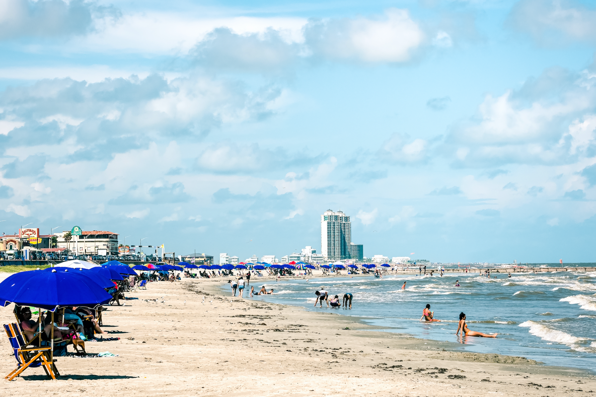 Texans flock to Galveston Beach for the second spring break during COVID-19