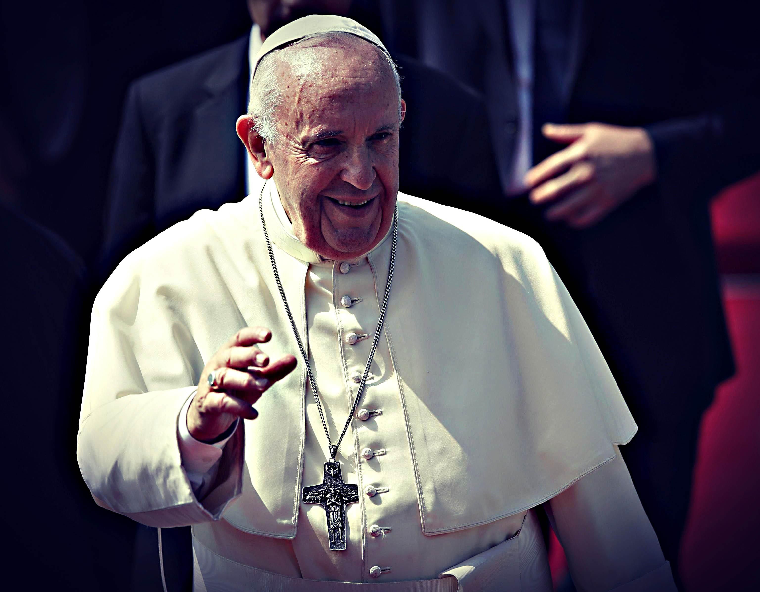 Bergoglio proibisce di benedire le unioni gay