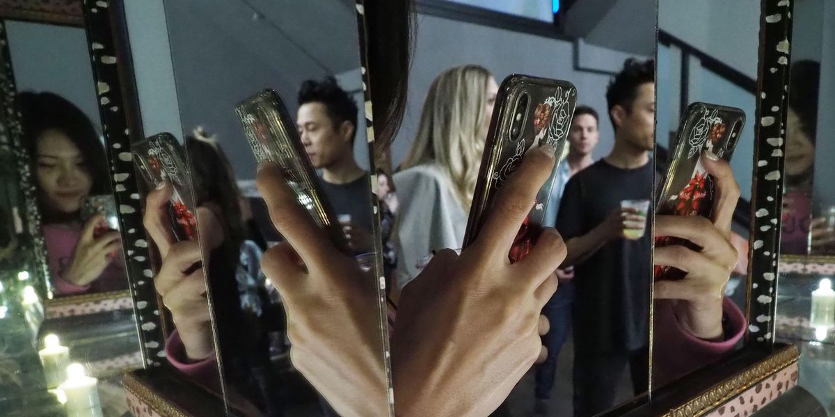 Internet Theory Claims Influencers Don't Use Actual Mirrors For Their Mirror Selfies