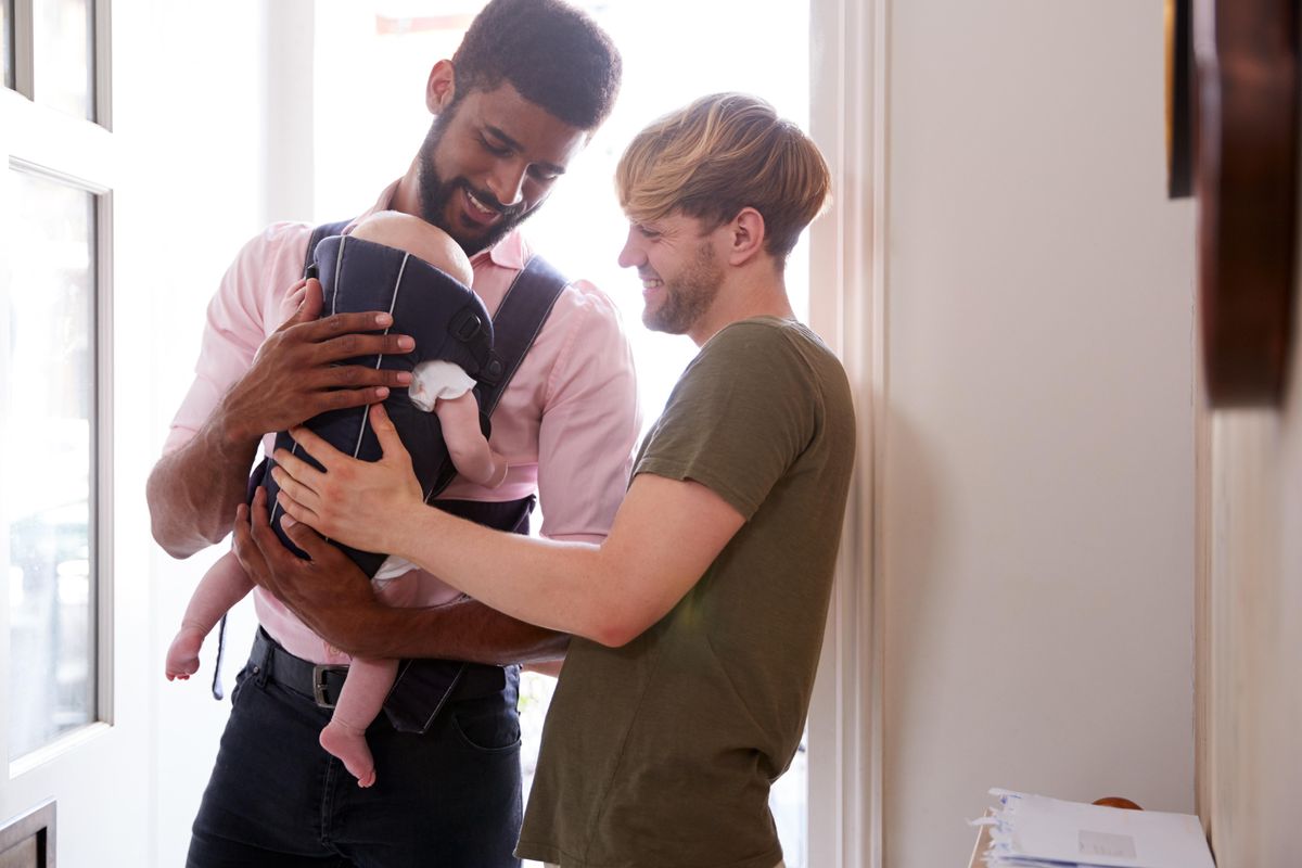 Bimbo adottato coppia gay all’estero, Pro Vita e Famiglia: «Apre un varco all’utero in affitto»