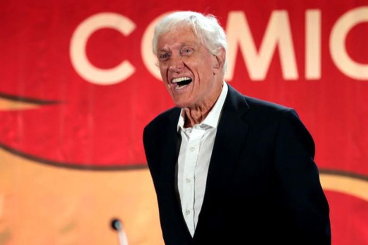 95-year-old Hollywood legend Dick Van Dyke spotted handing out cash to job seeking strangers