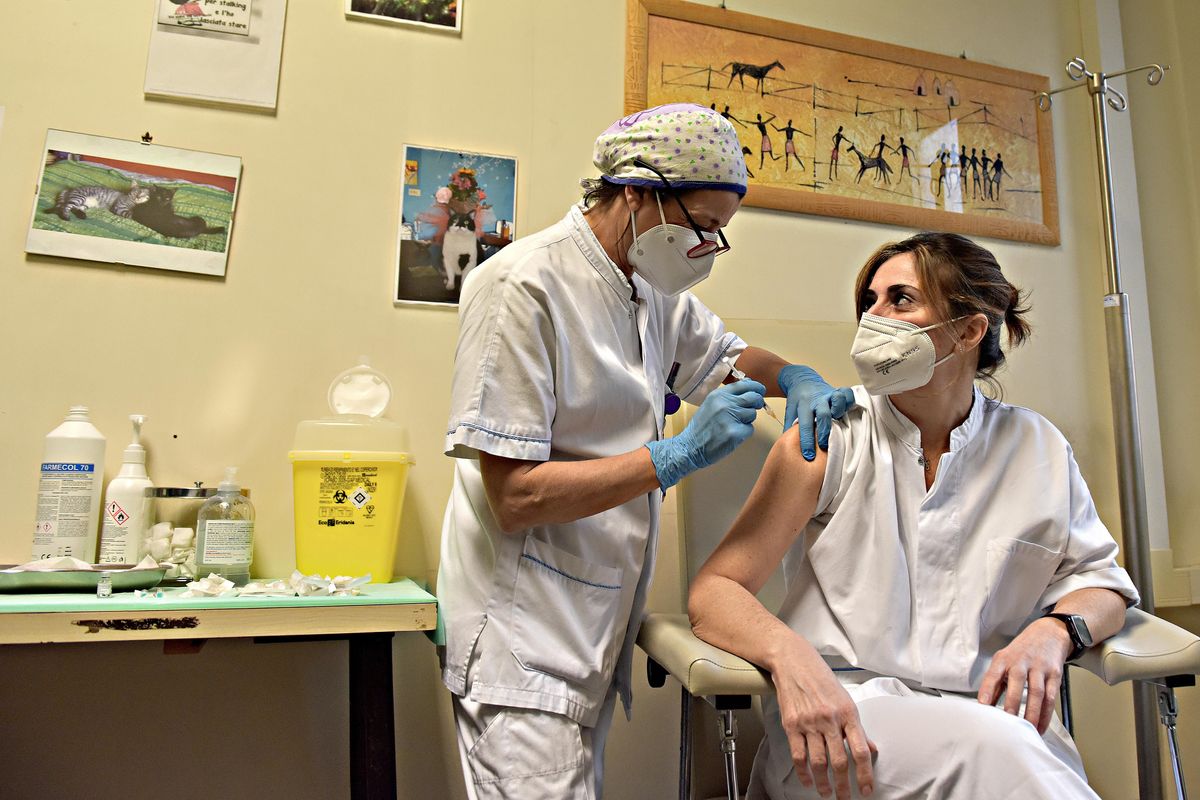 Passa l’idea del vaccino obbligatorio. Imposto ai sanitari e ai farmacisti