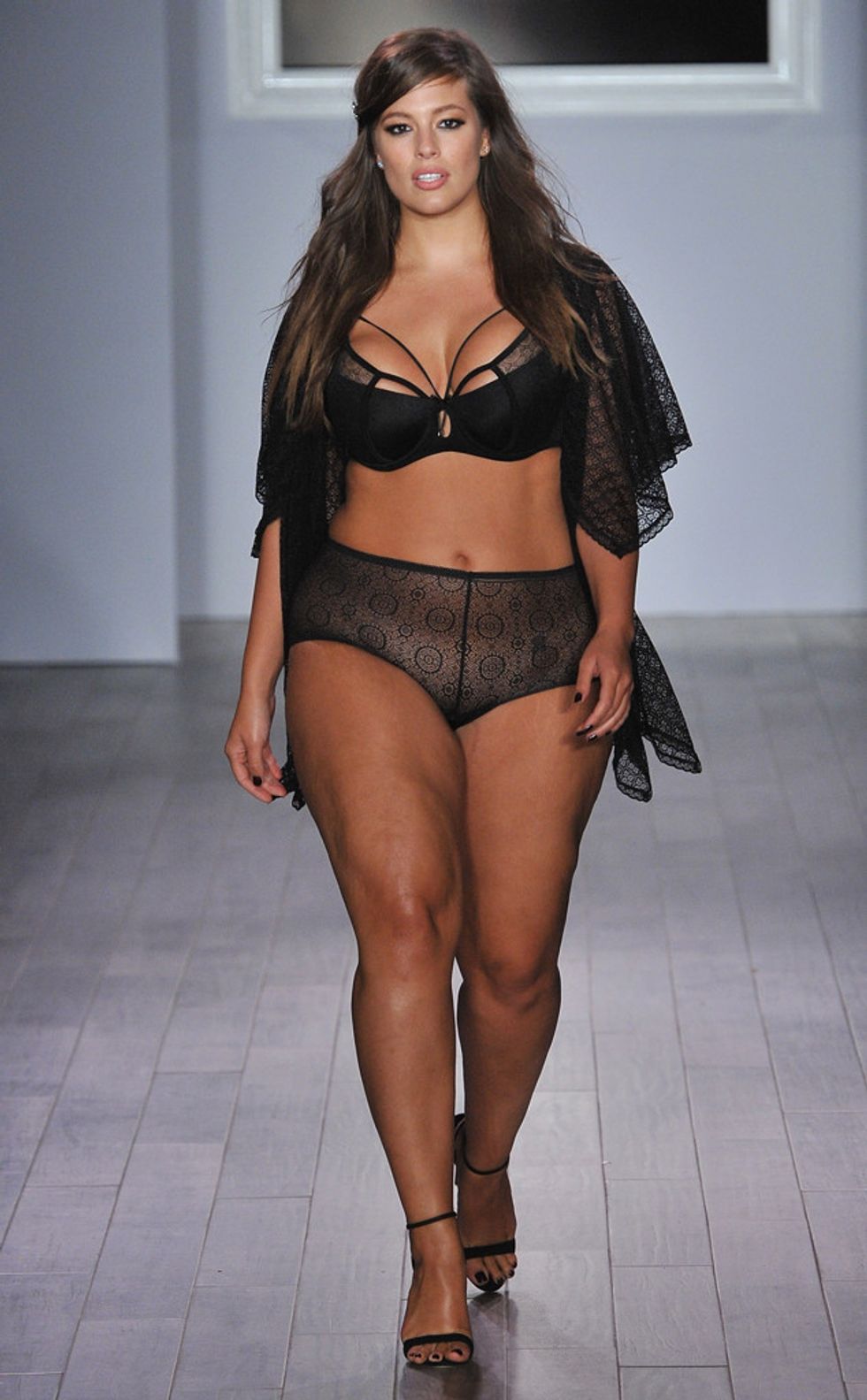 Gør det ikke se efter skole Plus-Size Model Ashley Graham Models Her Lingerie Line At NYFW - PAPER