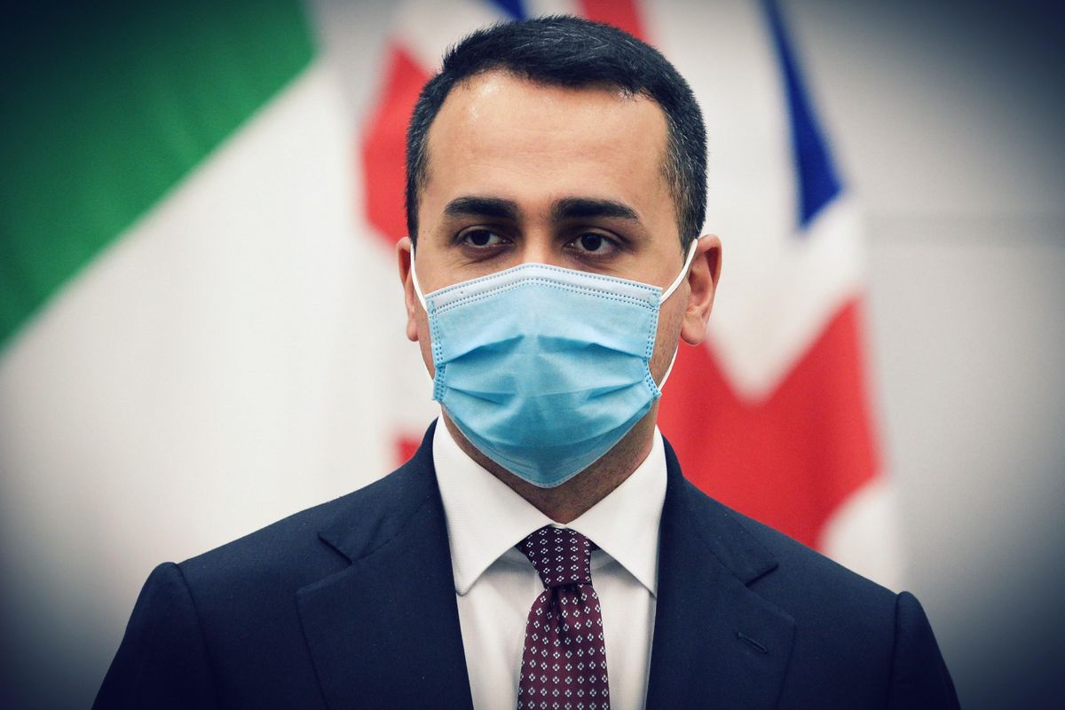 Dopo aver cancellato la povertà Di Maio ora abolisce anche la guerra