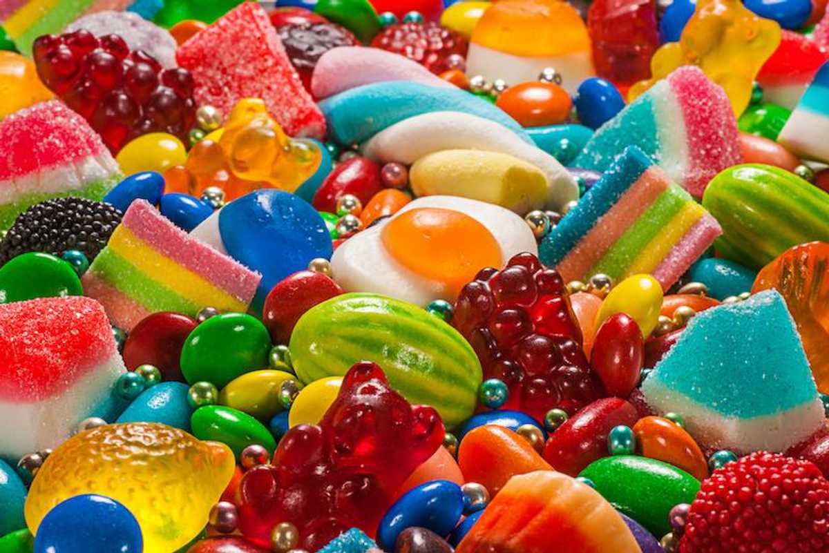 Una caramella tira l'altra. Gli italiani, a testa, ne mangiano 1,7 chili l'anno