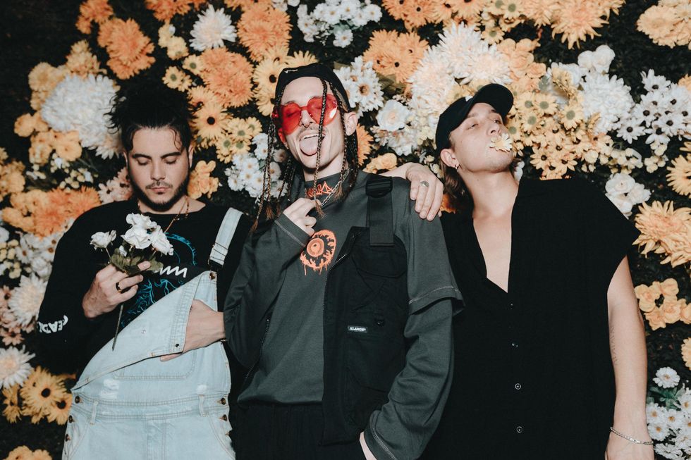 Chase friends. Чейз Атлантик. Chase Atlantic группа. Chase Atlantic мерч. Энтони Кристиан Chase Atlantic.