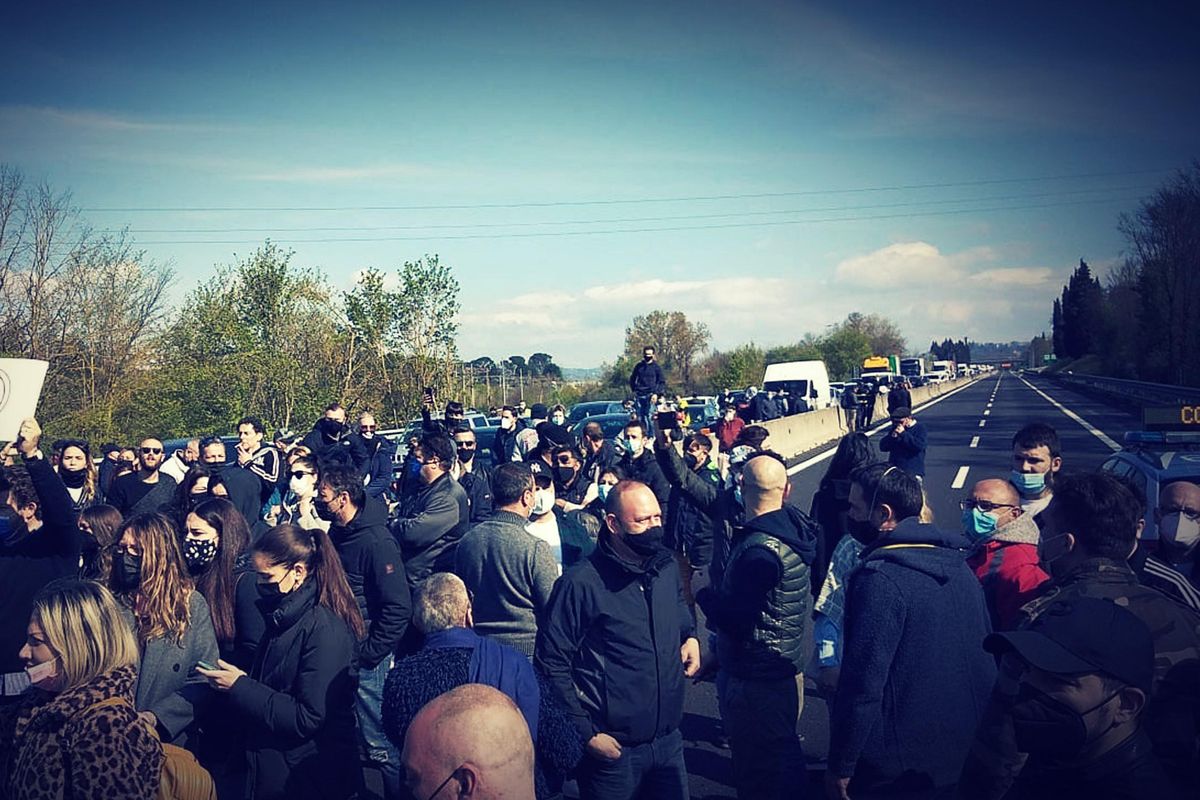 I ristoratori estenuati paralizzano l’Italia