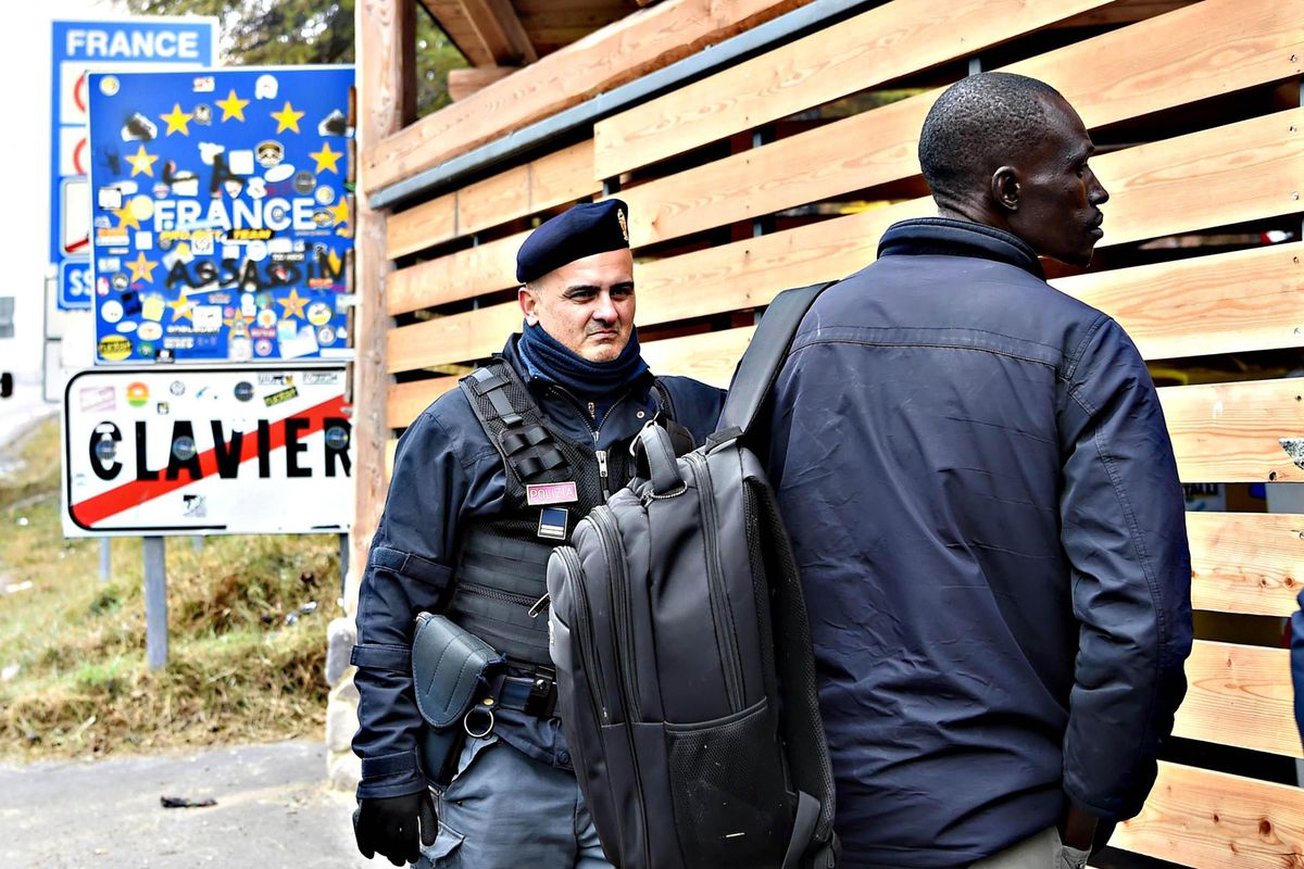 Macron sbarra la strada ai migranti. In Italia invece processano Salvini