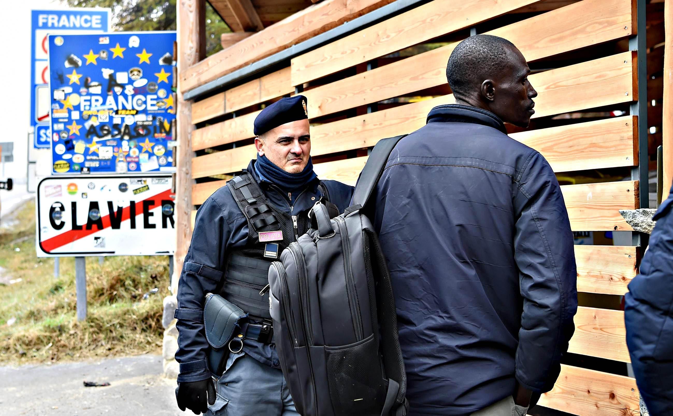 Macron sbarra la strada ai migranti. In Italia invece processano Salvini