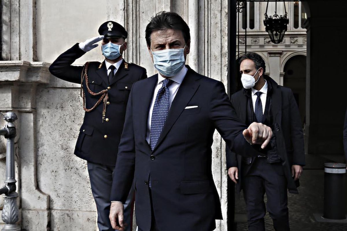 Conte esce dal frigo e dà un buffetto al guru del partito: «Rispetti le toghe»
