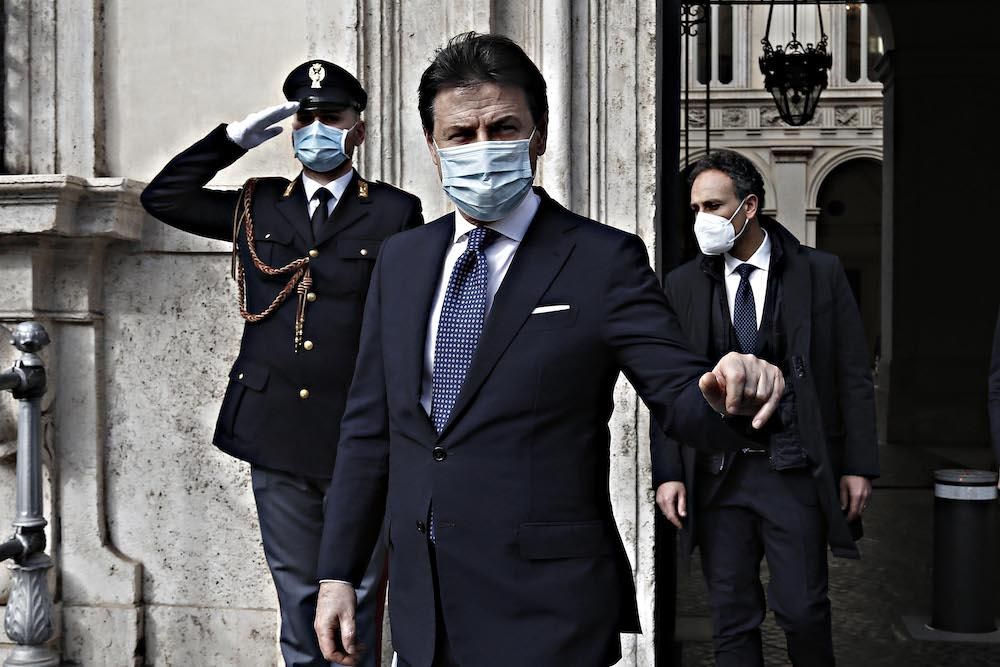 Conte esce dal frigo e dà un buffetto al guru del partito: «Rispetti le toghe»