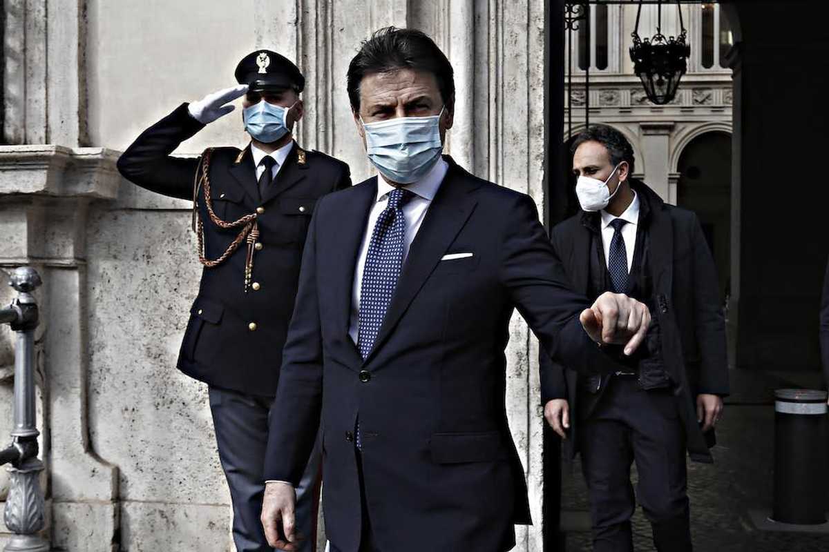 Conte esce dal frigo e dà un buffetto al guru del partito: «Rispetti le toghe»