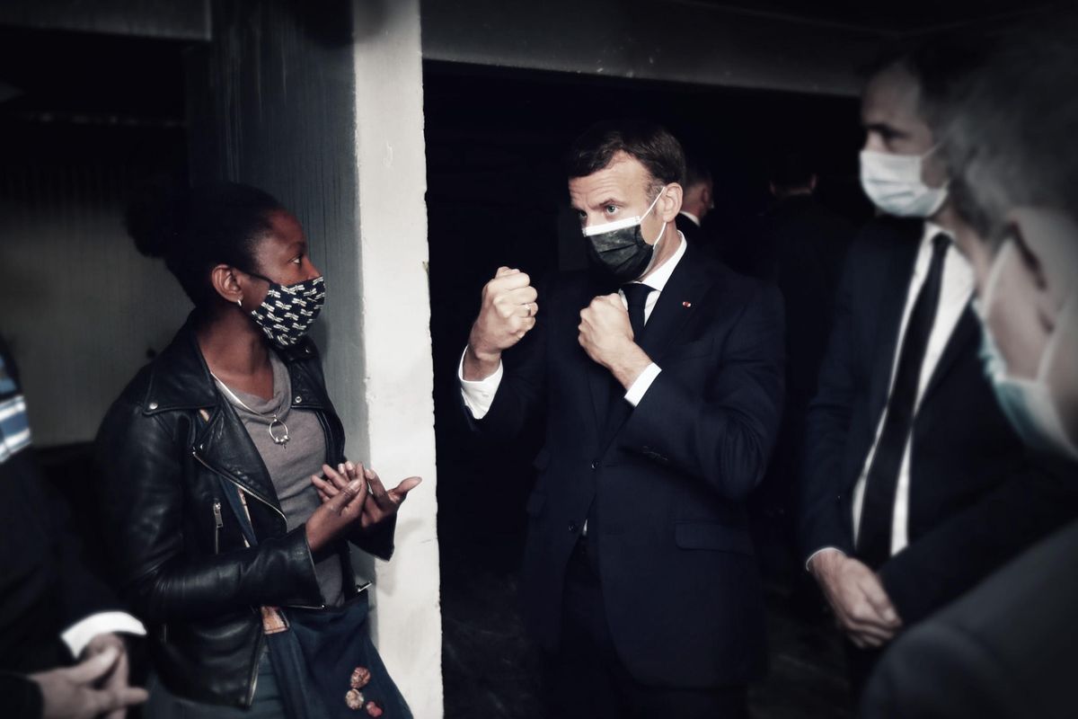 La donna velata a Macron: «Mio figlio mi ha chiesto se i francesi ci sono davvero»