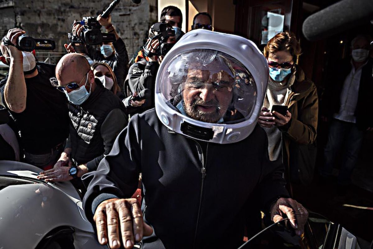 I pasdaran 5s la buttano in politica per cercare di difendere Grillo