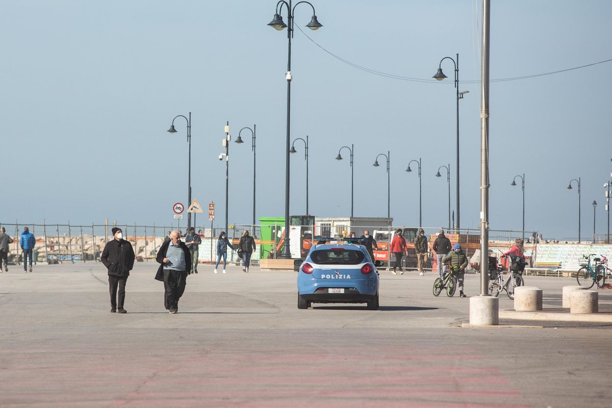 Invece dei vaccini ci danno le multe