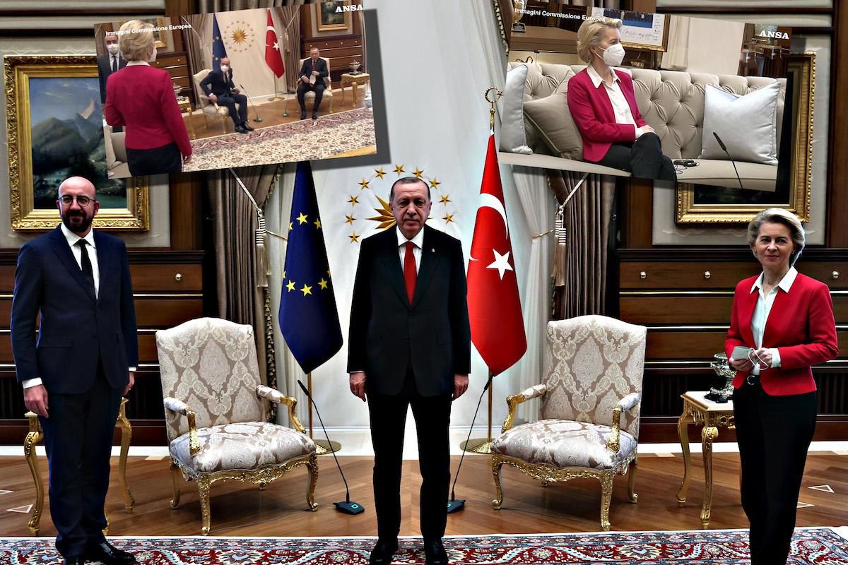 Ospitalità islamica per Ursula. Erdogan la lascia in piedi e umilia l’Ue davanti al mondo