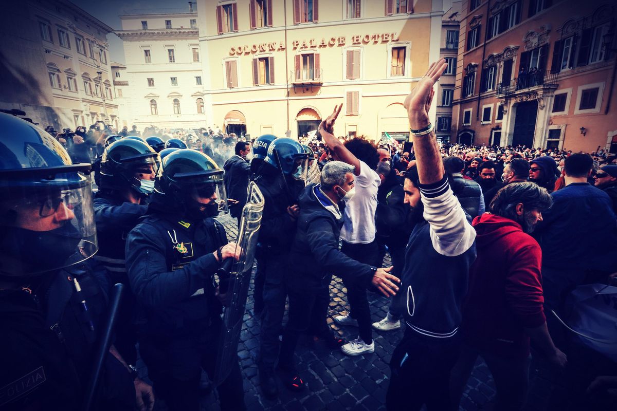 I ristoranti alzano le serrande. E la polizia si schiera al loro fianco