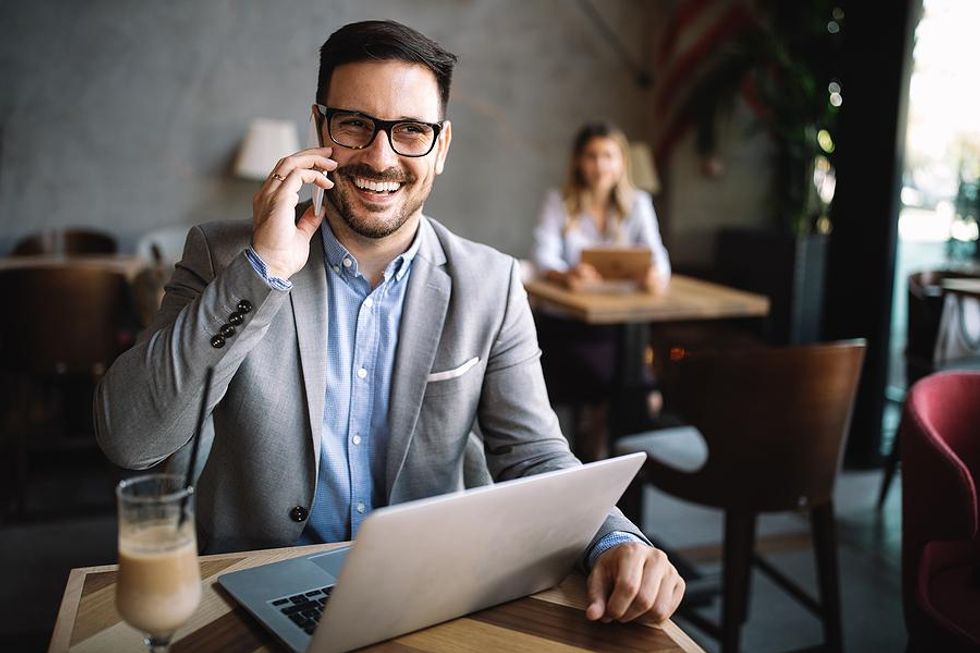 Man works remotely from a cafu00e9