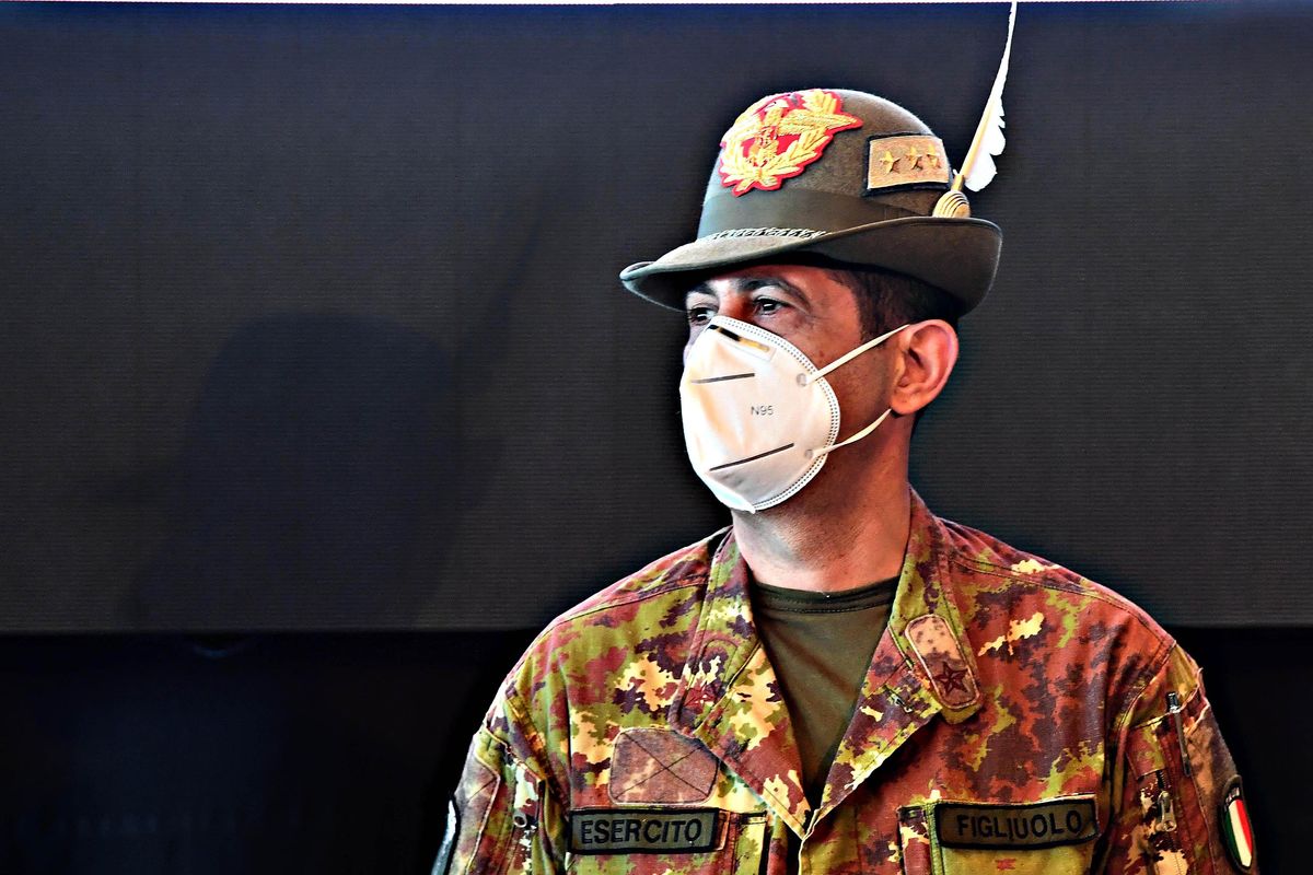 Figliuolo comincia la guerra agli «imbucati»: in arrivo la nuova direttiva sui vaccini