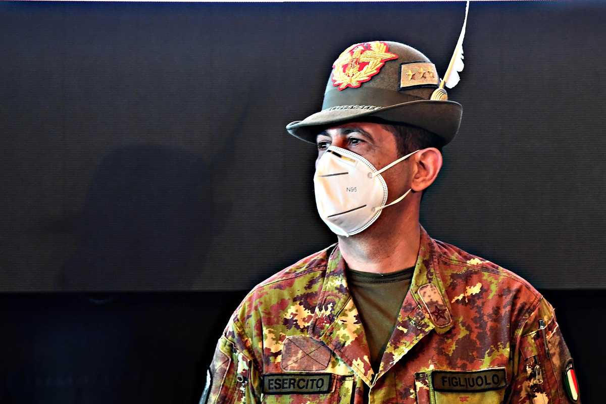 Figliuolo comincia la guerra agli «imbucati»: in arrivo la nuova direttiva sui vaccini