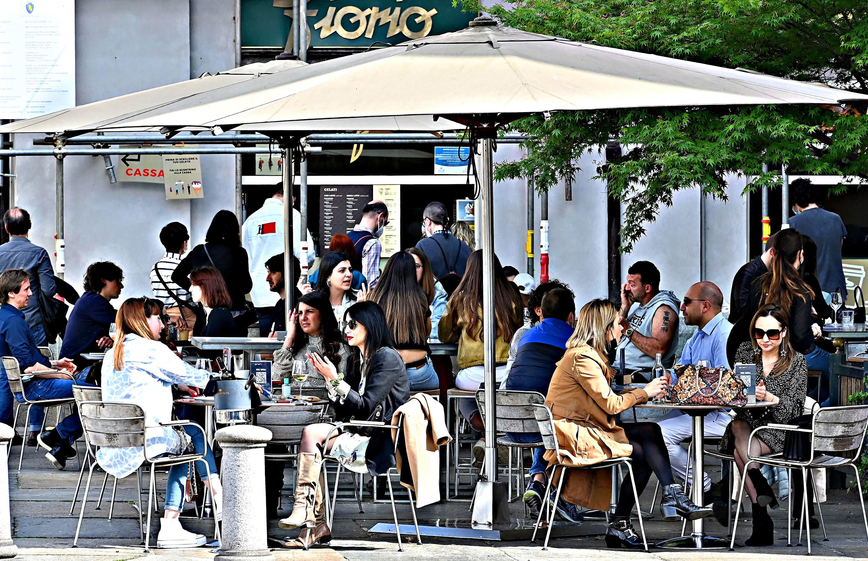 Per fare uno sgambetto alla Lega il Pd vuole «congelare» l’estate