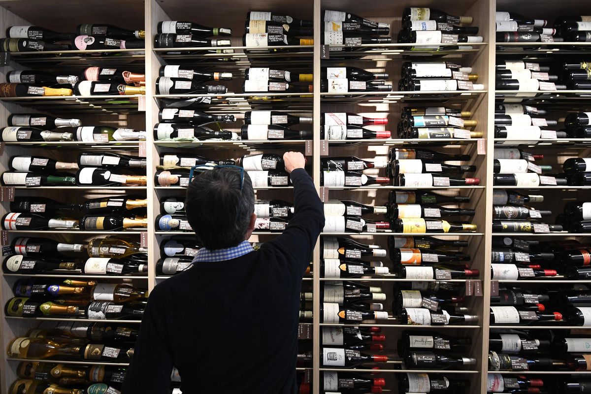 L’Ue deve aver esagerato col vino. Infatti vuole annacquarlo per legge