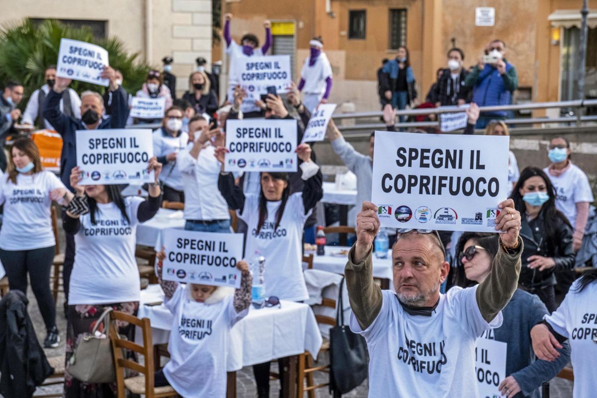 Verso il coprifuoco alle 24 da metà mese. Presto in pensione anche il diktat dell’Rt