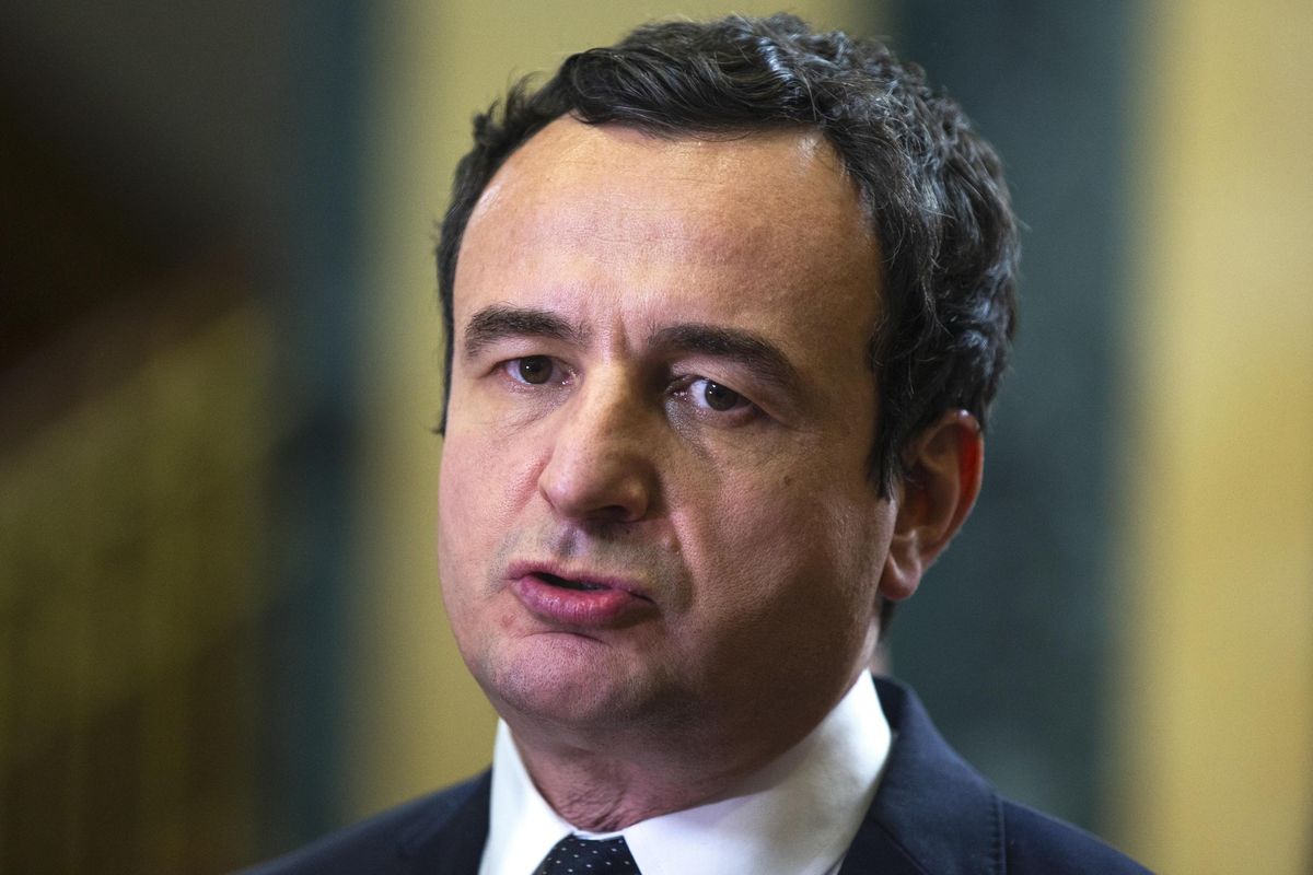 Il capo del Kosovo sfida i serbi e vota in Albania