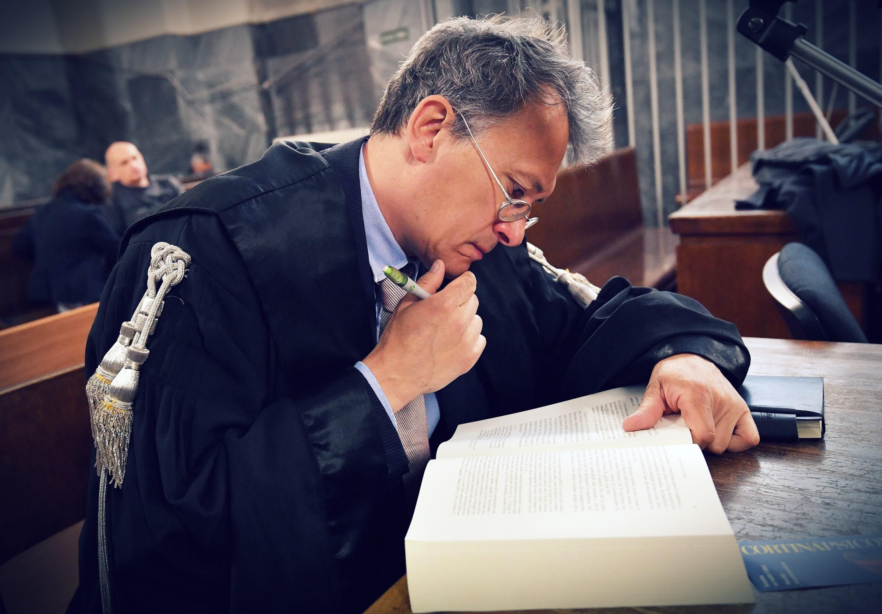 Liti in Procura, Storari esautorato