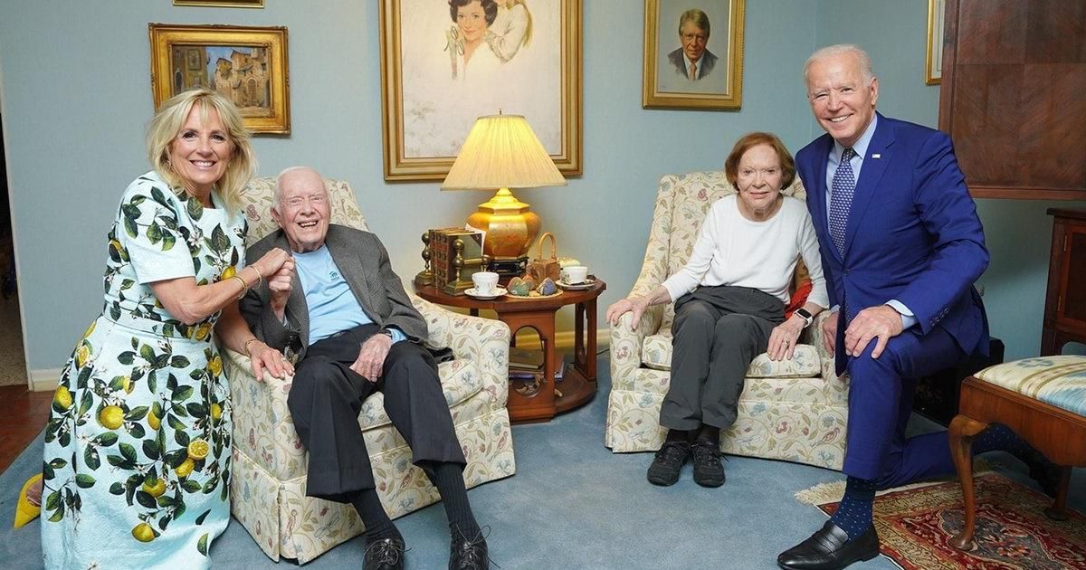 People are trying to wrap their heads around this photo of the Bidens visiting the Carters