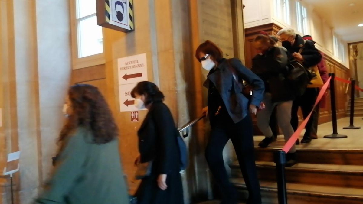 Tensione e spintoni all'uscita dal tribunale delle ex brigatiste rosse