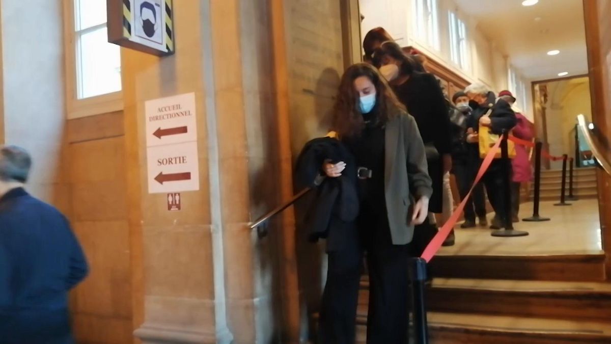 Tensione e spintoni all'uscita dal tribunale delle ex brigatiste rosse