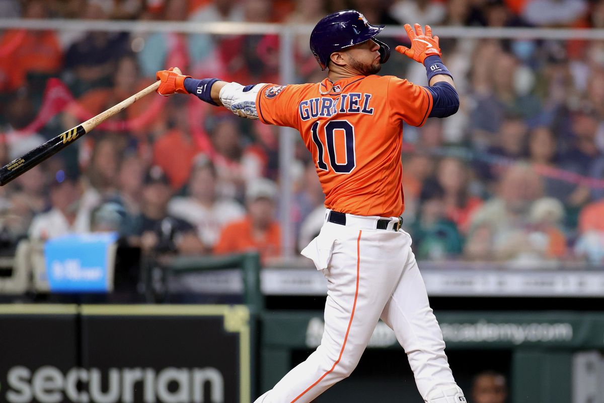 Yuli Gurriel and Yordan Alvarez stay hot to keep Astros above .500