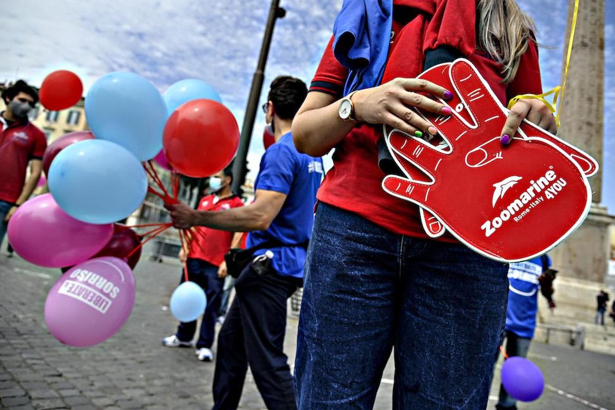 La pressione per riaprire aumenta. Ma c’è il solito ostacolo: Speranza
