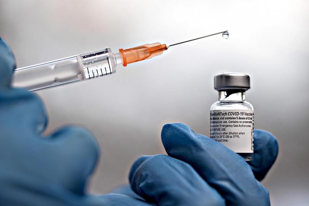 Il caos Pfizer disorienta i governatori. E l’Iss ha un super vaccino inutilizzato