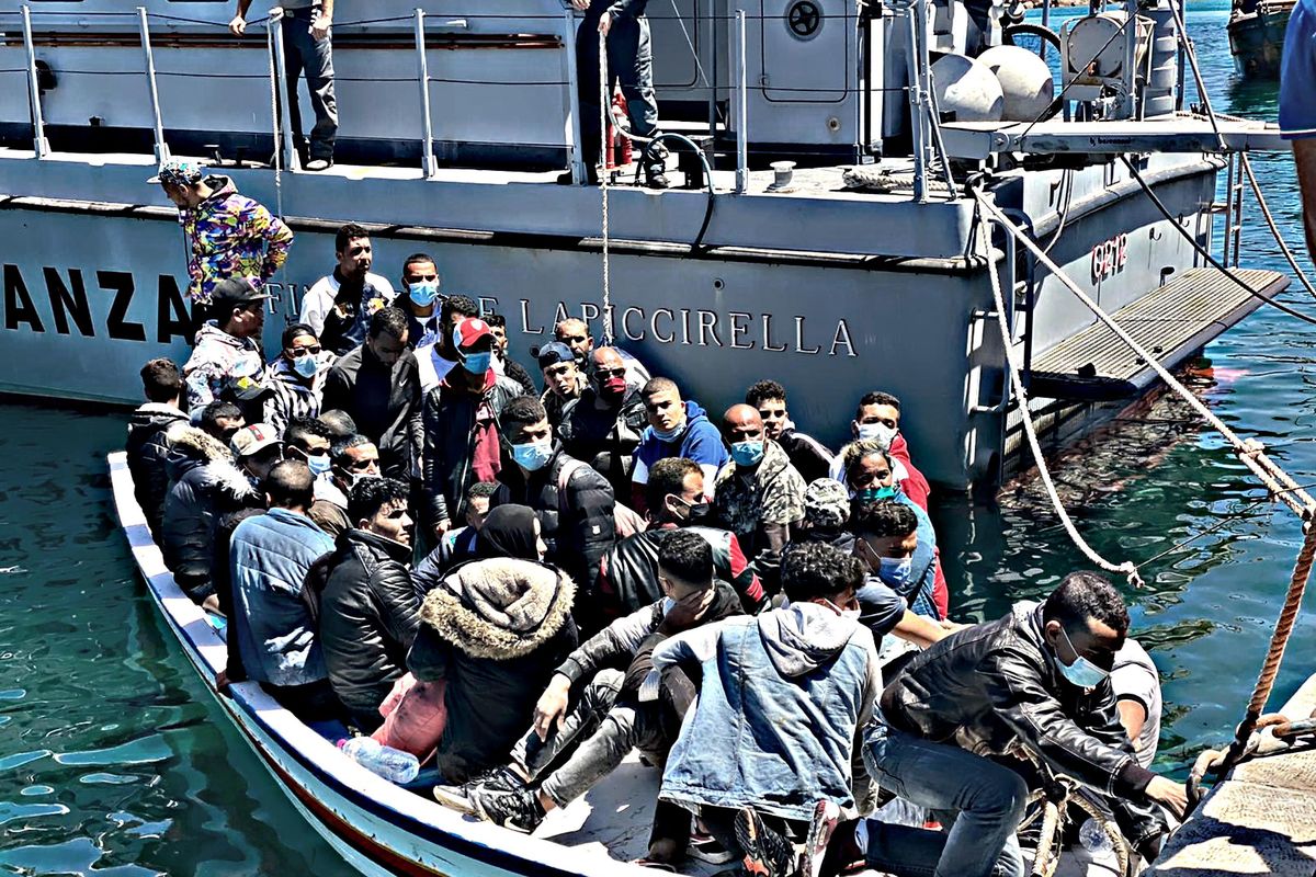 Lampedusa è al collasso da migranti. Si aspettano i lazzaretti galleggianti