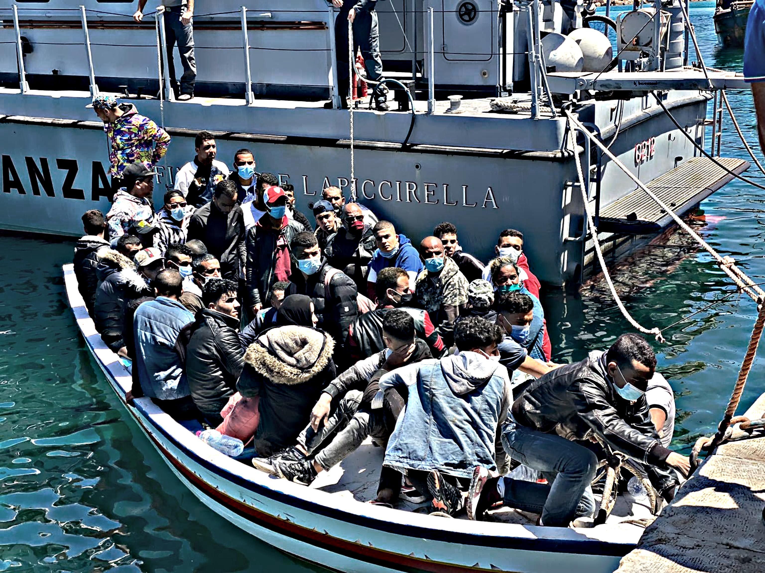 Lampedusa è al collasso da migranti. Si aspettano i lazzaretti galleggianti