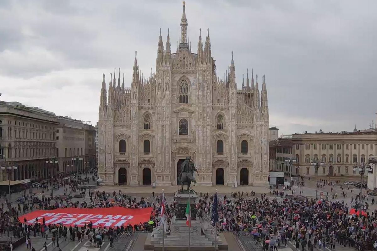 Pro Vita & Famiglia in piazza a Milano: «Ddl Zan ben sintetizzato da ultima copertina de L'Espresso»